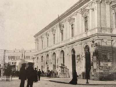 Progettato nel 1837 dall�architetto Vincenzo Capirri, il palazzo di color rosso mattone si sviluppa su due piani seguendo lo stile tipico dei palazzi dell�Ottocento: ampi finestroni al piano superiore, paraste in pietra di ordine ionico e porticati di sette campate al piano terra (foto di Michele Ficarelli tratta da �Bari vecchia: strade, vicoli, corti e piazze� di Vito Antonio Melchiorre)